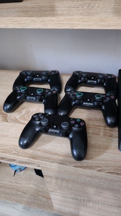 PlayStation 4 500gb+1Terra extern si 5 manete