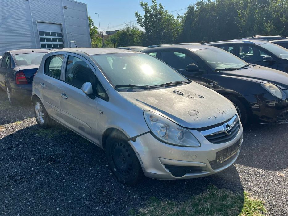 Dezmembrez Opel Corsa D 1,4 benzina gri argintiu 4 usi 2007