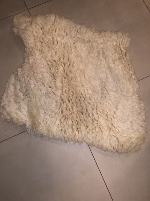 Covoras din blana naturala de oaie, marime medie, nou