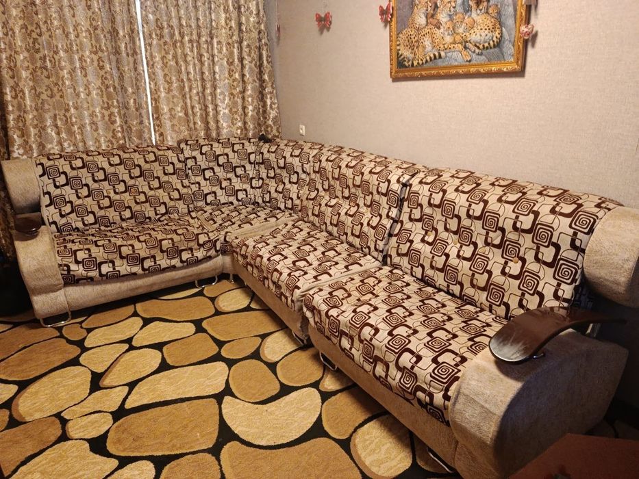 Уголок для зала с двумя пуфиками