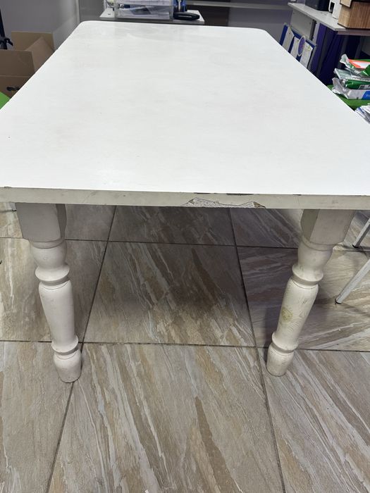 Стол белый квадратный можно и для офисс и для дома