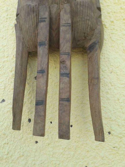 Masca africana din lemn sculptata manual