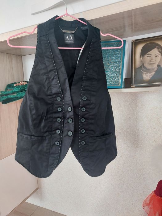 Жилетка черного цвета