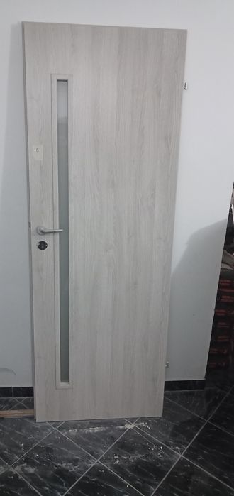 Șase uși pentru interior cu geam mat și toc reglabil,  de calitate sup