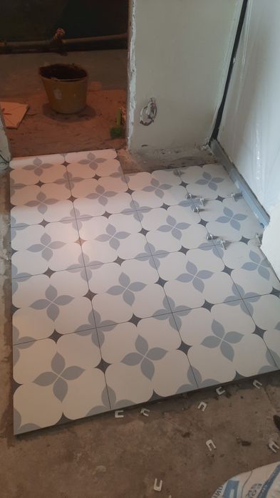 Укладка кафеля и ламината.