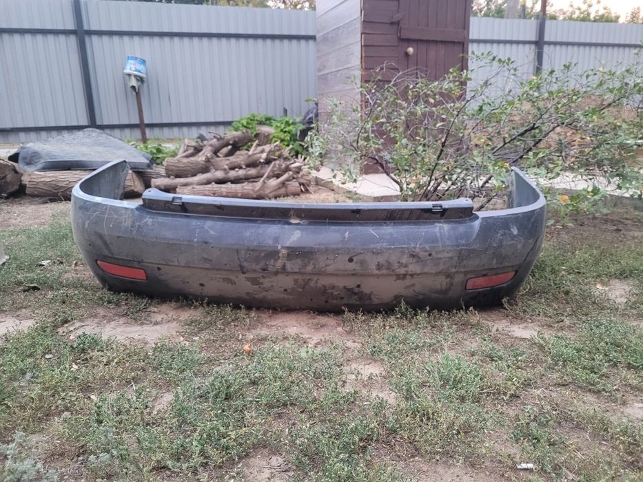 Бампер от приоры 1 белый от хэтчбек черный от седана и бампер на 10ку