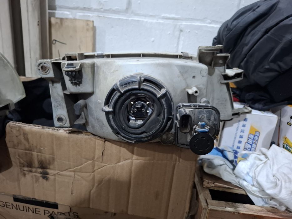 Передние фары Карина е