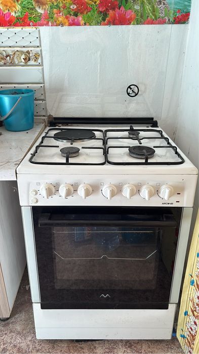 Газо-электро плита с духовкой.