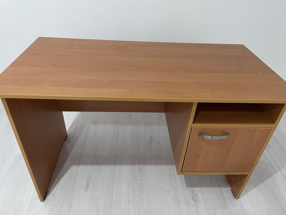 Письменный стол в хорошем состоянии