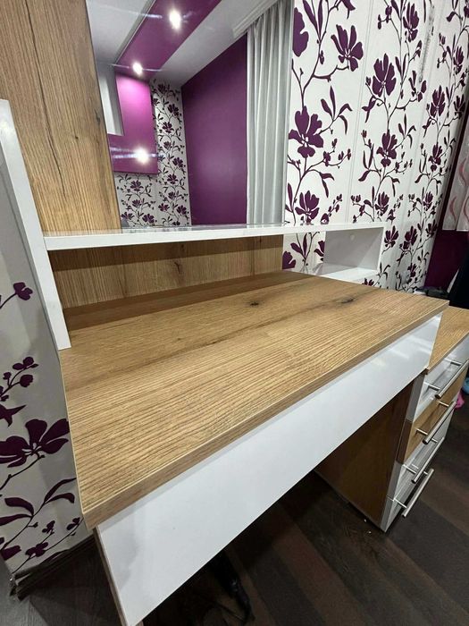 Тоалетка с огледало