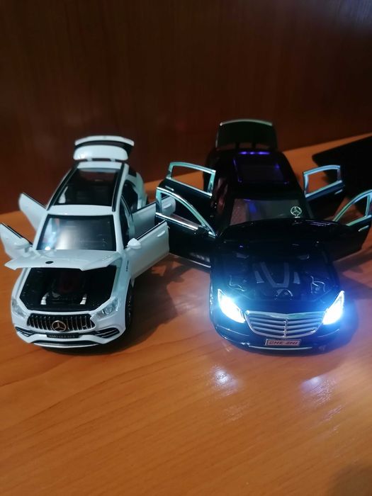 Метални колички с отварящи се врати, работещи фарове и звук от двигате