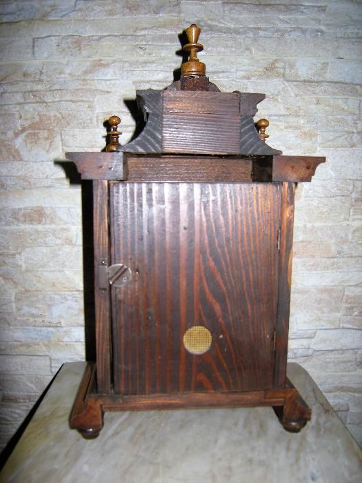 старинен настолен часовник с латерна