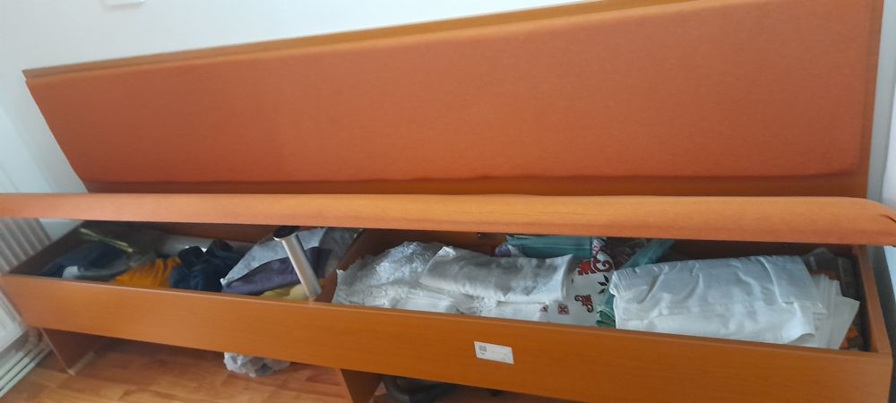 Canapea fixa, cu lada de depozitare