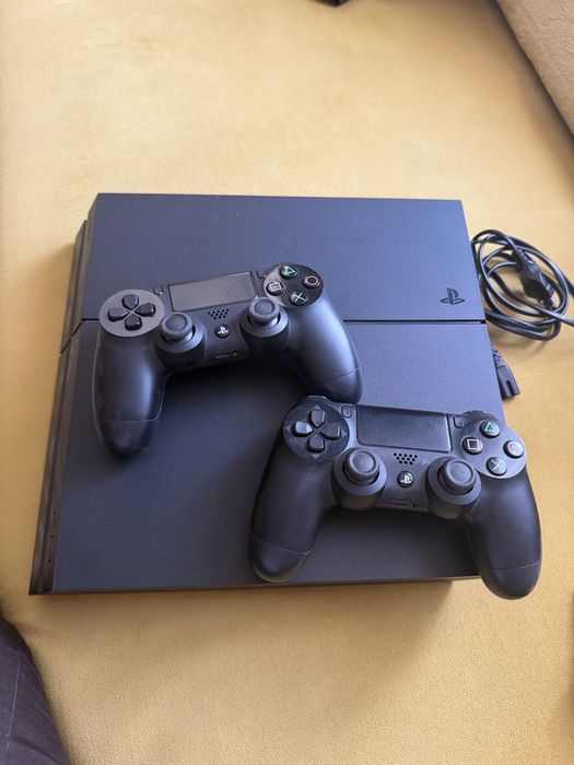Sony PlayStation 4 PS4 с 2 оригинални джойстика