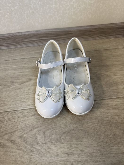 Детские белые туфельки