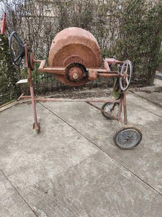 Betonieră mare de trei sau patru roabe