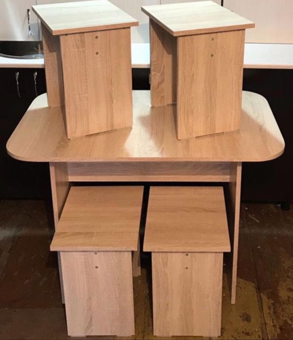 Продам кухонный стол +4 табуретки