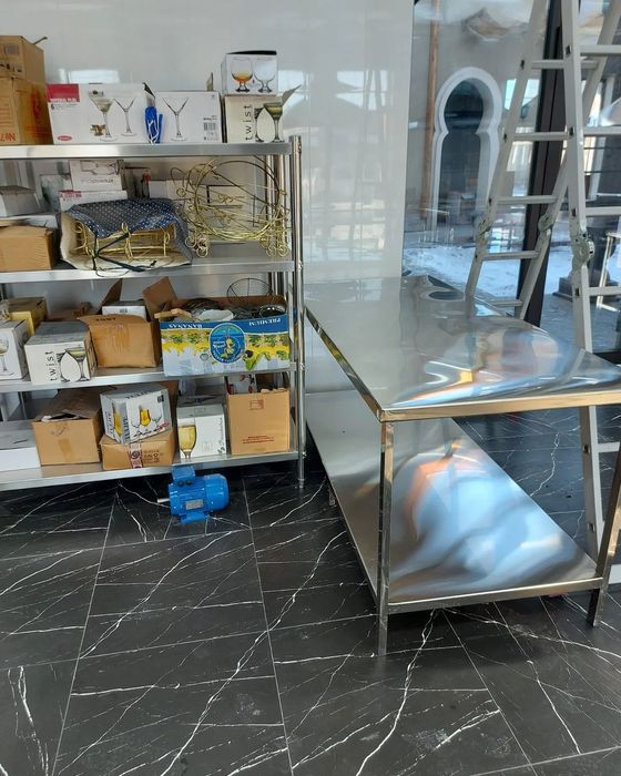 Kafa va restoranlar uchun moyka va stollar