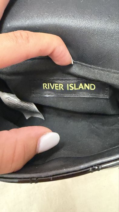 Дамска черна лачена чанта с висулки RIVER ISLAND