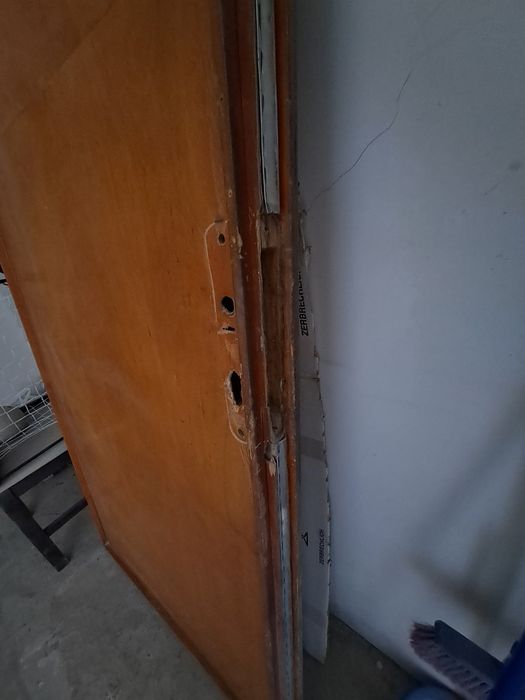 Входна дървена врата