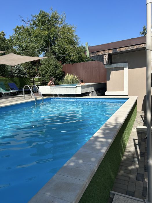 Locatie de evenimente cu piscina pe malul lacului