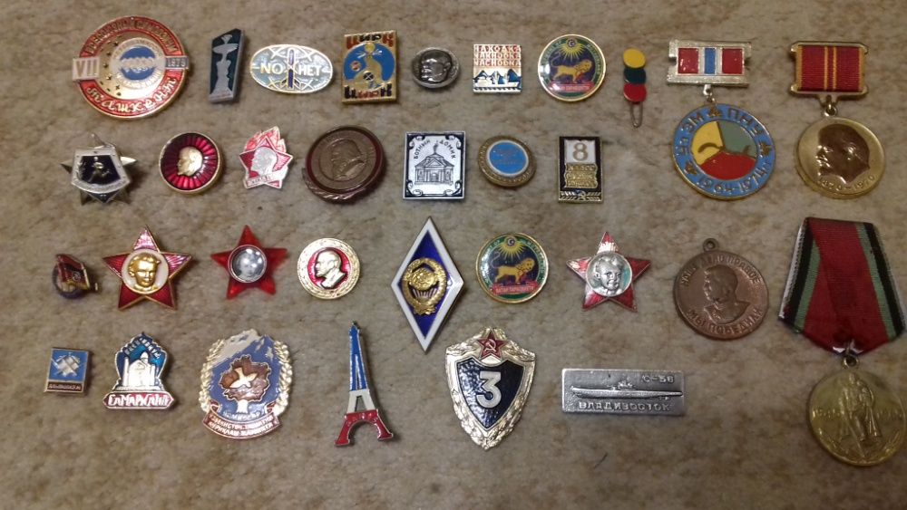 Znachki SSSR i 2 medali