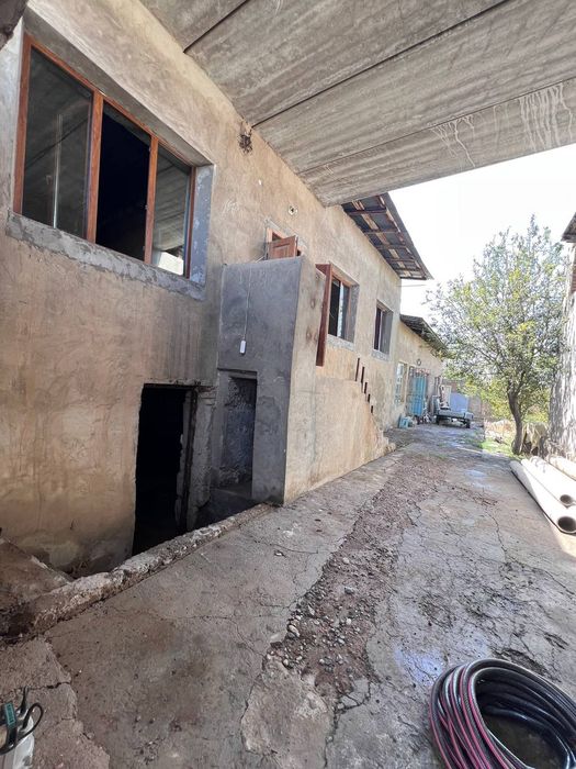 Nazarbek Saxovat maxallada uy sotiladi