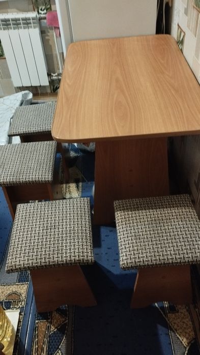 Продам кухонный стол с 4-мя табуретками.