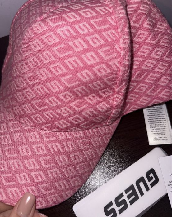 Розова шапка guess