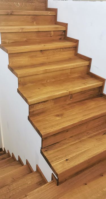 Scări de lemn masiv