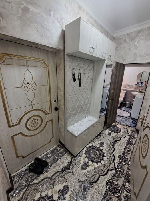 Yangi hayot tumanida 5 xonali yevro remont Dom sotiladi.