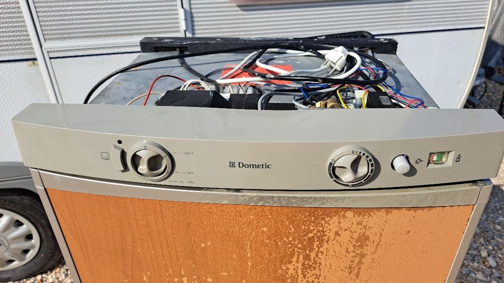 Продавам хладилник за каравана или кемпер.