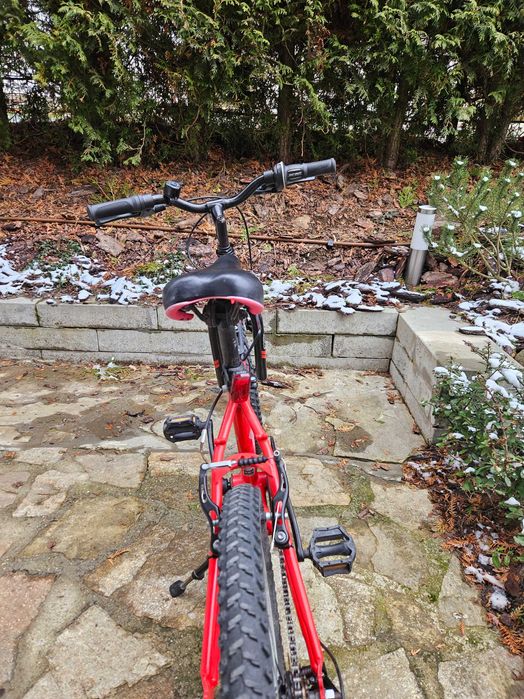 Червено колело B'twin с поставка за шише и стъпенка