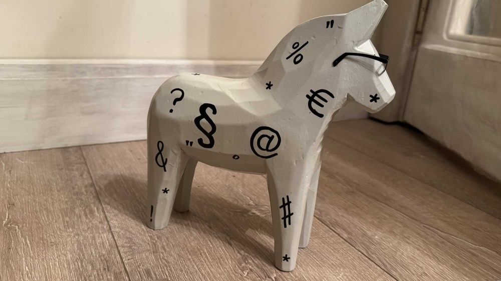 Шведски, винтидж, дървен кон Дала с декорация символи.