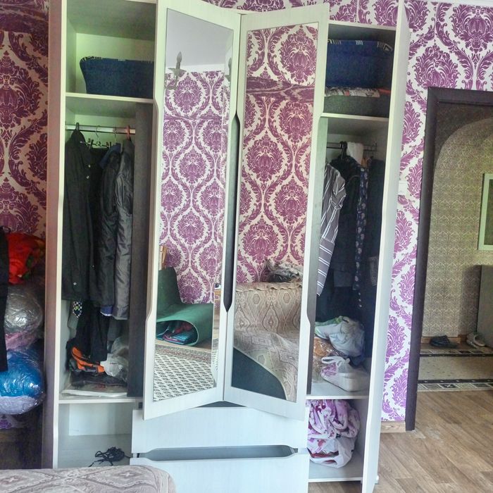 Продам шифоньер и комод с зеркалом