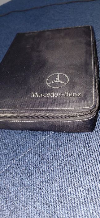 Документа за Mercedes-Benz и емблема