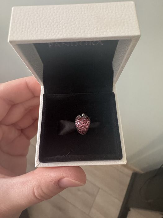 Шарм от Пандоры клубника