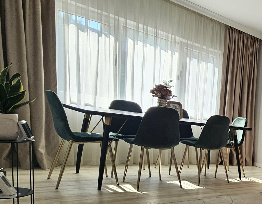 Set 6 scaune scaune de dinning tapițate, cu picioare metalice aurii.