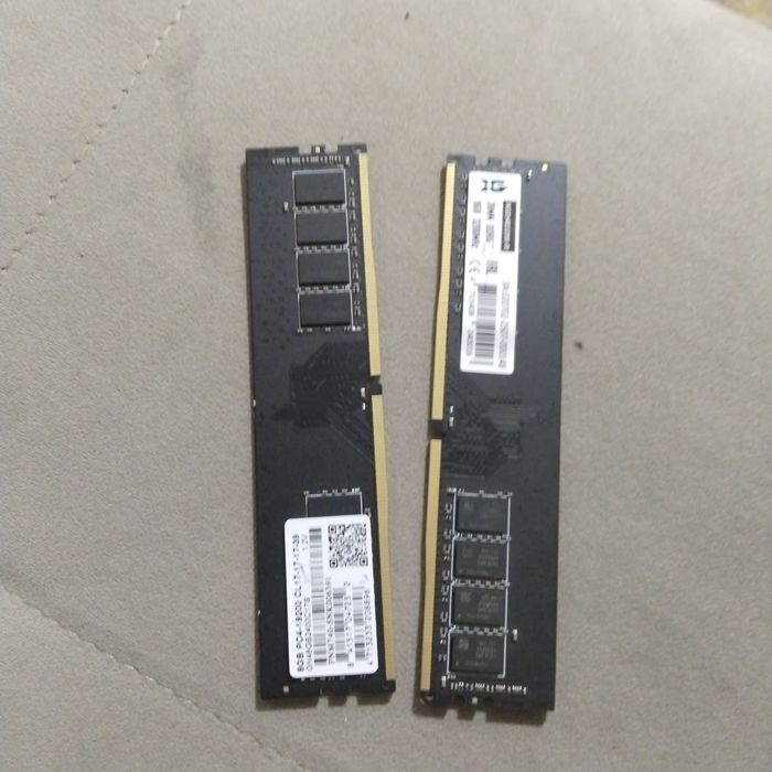 одна плашка 8гб 3200мгц