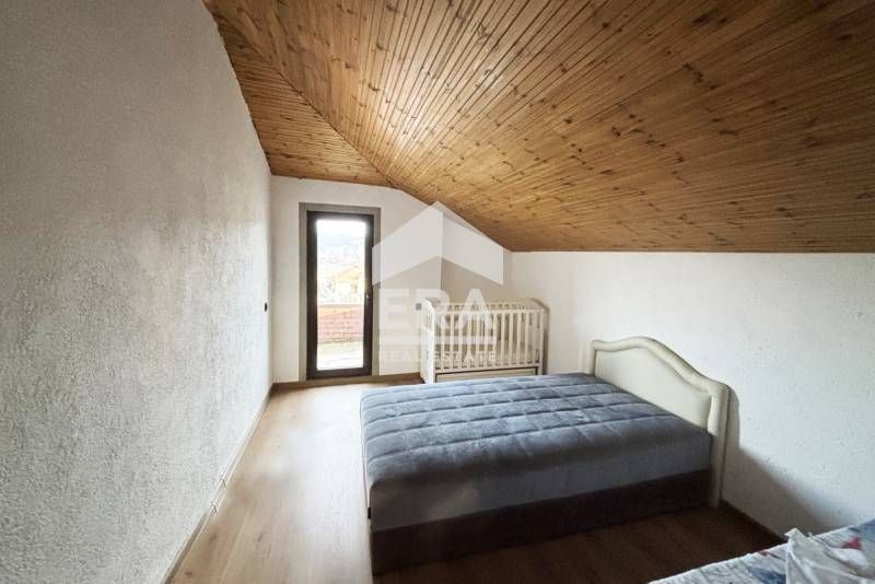 Луксозна къща с футболно игрище и СПА зона в с. Покровник