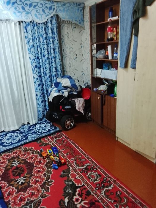 Qorasaroyda 3 xonali uy sotiladi