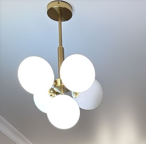 Две люстры и бра