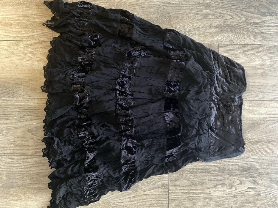 Черна пола с комбинация от два материала