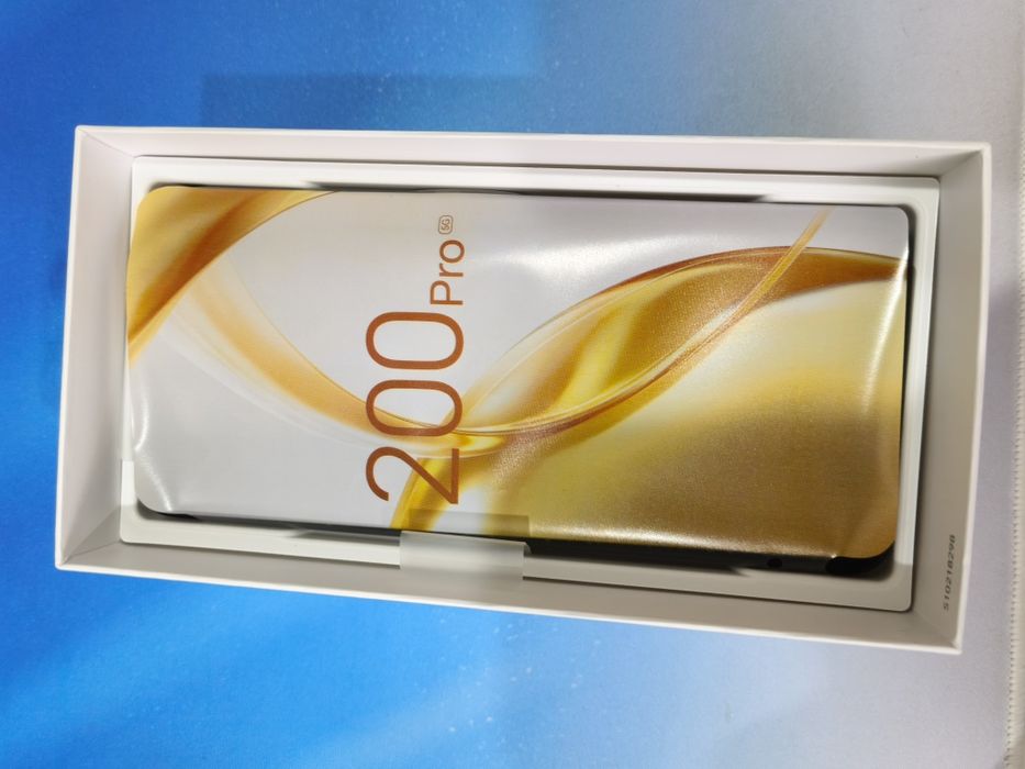 Продам Honor 200pro и часы в подарок