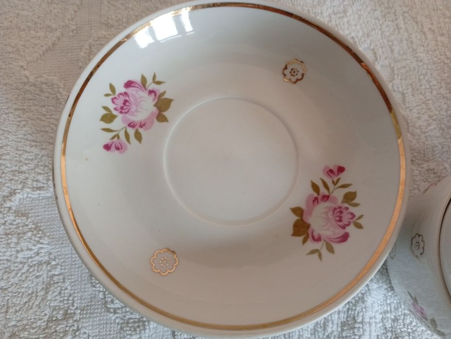 Чашки с блюдцами