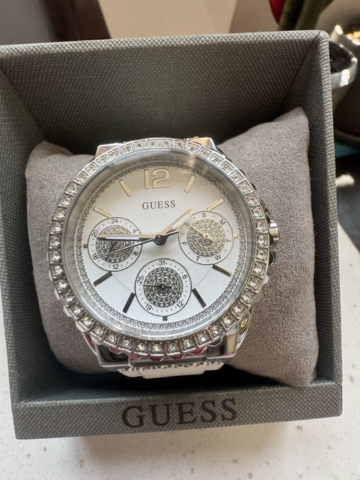 GUESS дамски часовник 40мм перфектен
