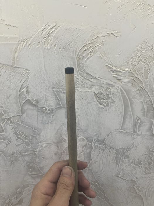 кии бильярдный.