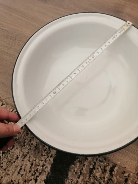 Продавам емайлирани тави и купи