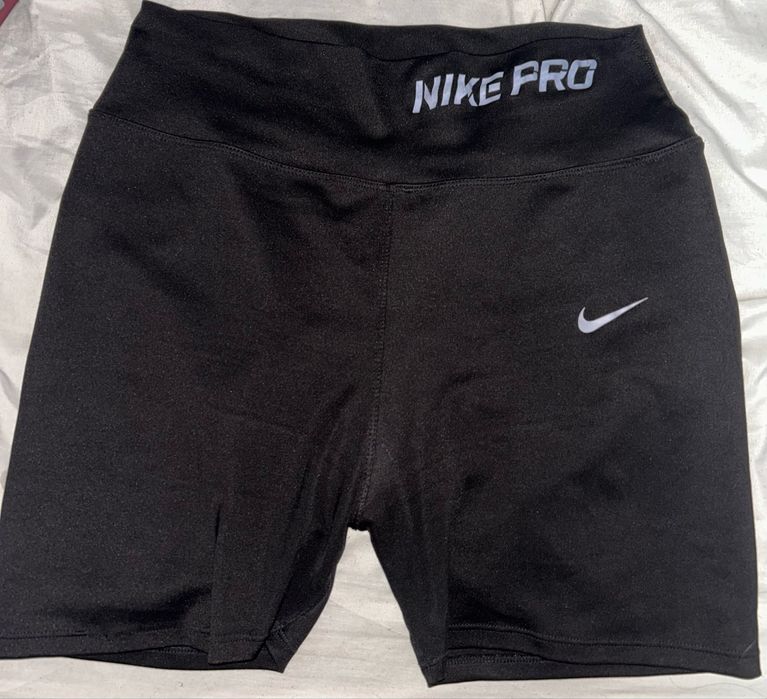 Клинче на nike, пола и къси панталонки