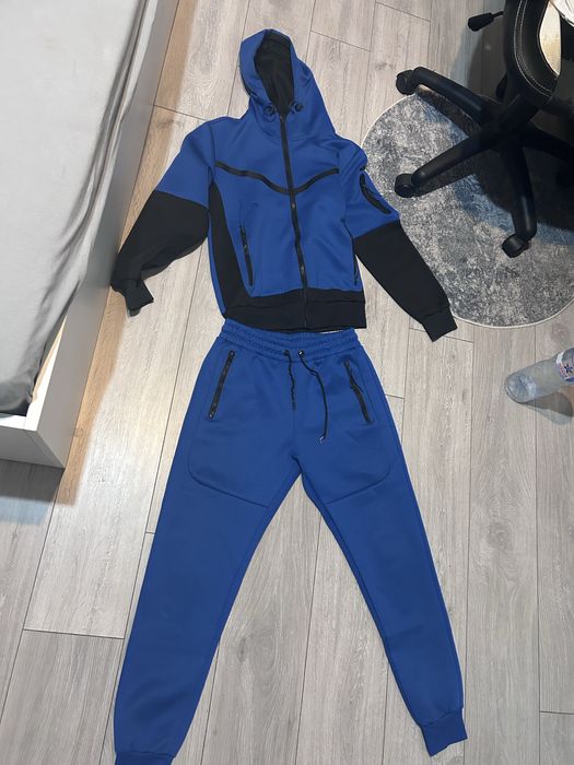 Син спортен екип